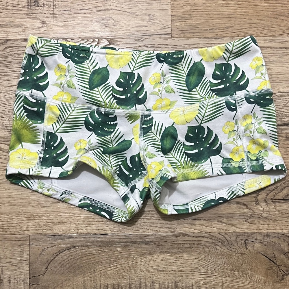 Fleo Low Rise Contour Shorts in Tropical Jungle Leaf Print